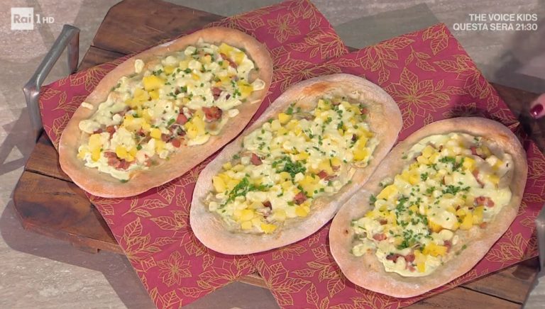 Le dinnete: le tipiche pizzette che si mangiano tra i mercatini di natale