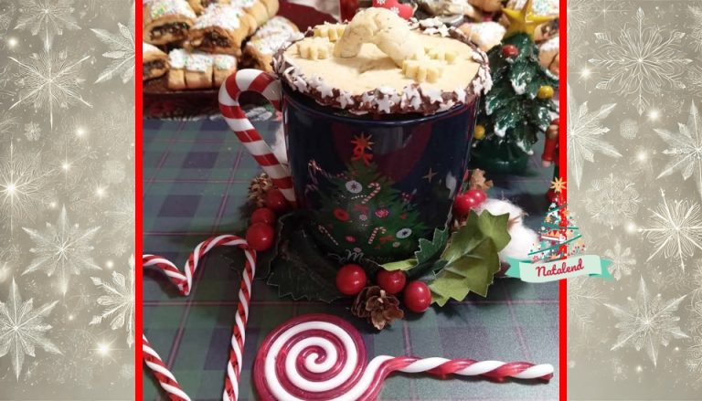 Cioccolata calda speziata da servire con il coperchio di pasta frolla